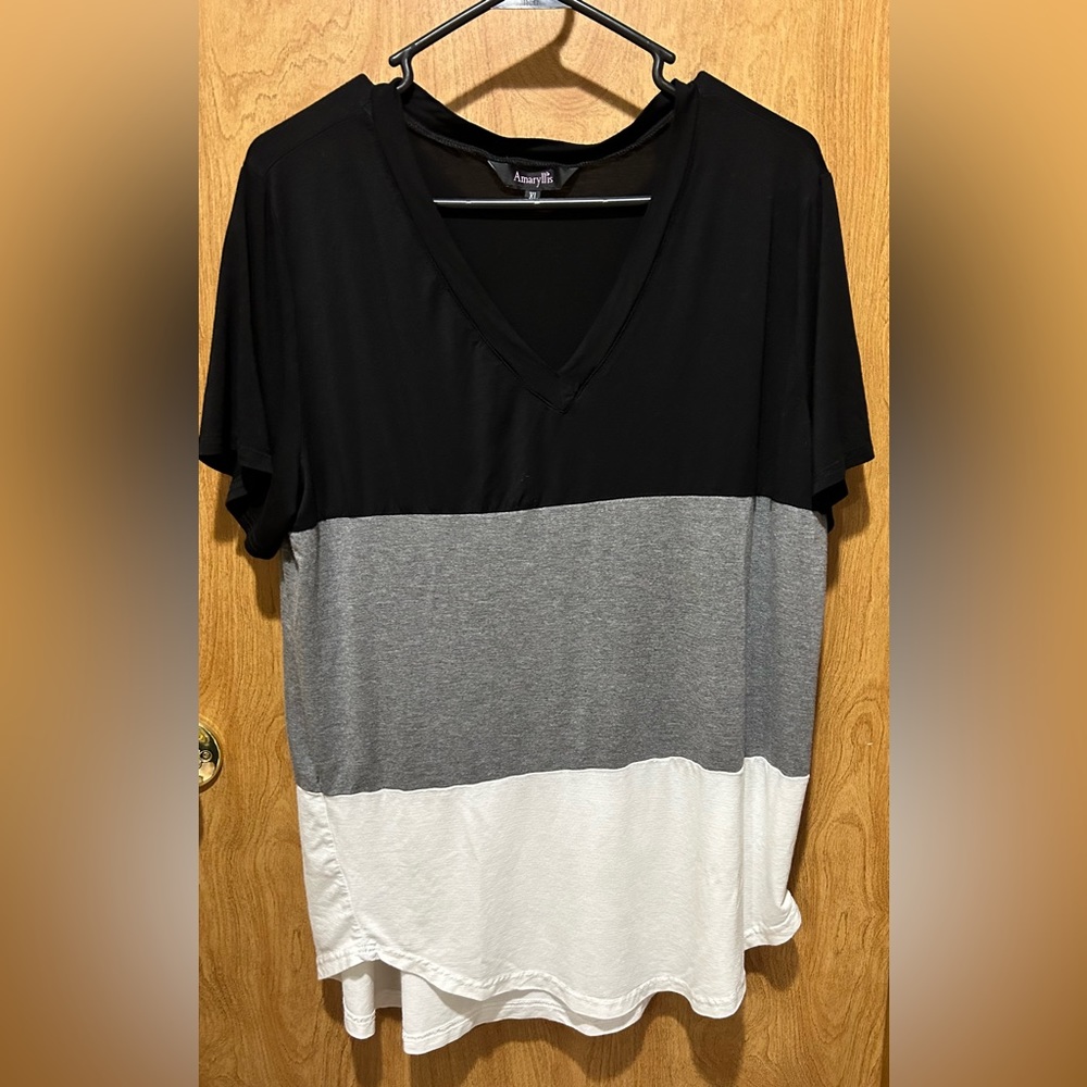 Amaryllis v-neck soft tee size XL